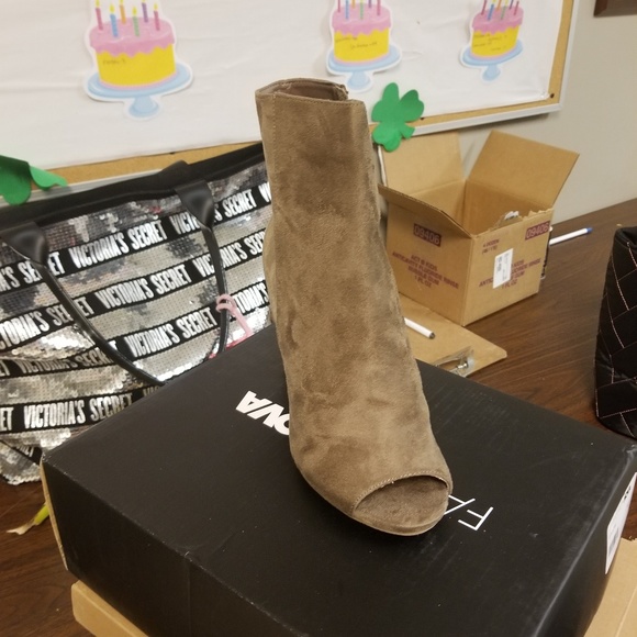 Fashion nova booties - Picture 3 of 3